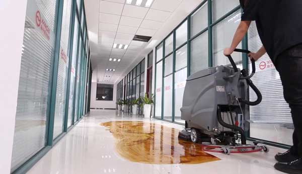 洗地机的使用和操作(图1) 洗地机的使用和操作